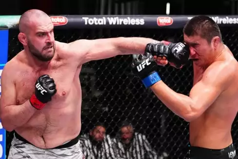 Slovenský těžkotonážník Martin Buday si před dalším zápasem v UFC polepšil