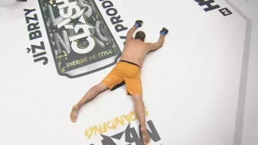 První bizarní bitva Snejks vs Kobra skončila hodně zvláštní submisí