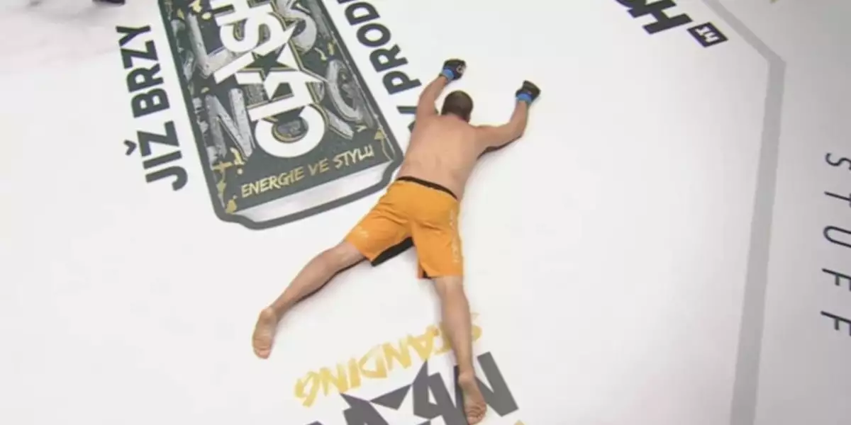 První bizarní bitva Snejks vs Kobra skončila hodně zvláštní submisí