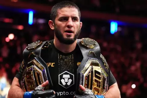 Šampion Makhachev dostal nečekanou výzvu od wrestlingové legendy