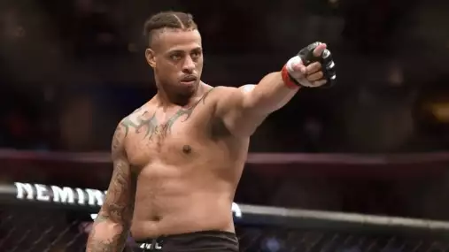 Konečně to vyšlo! Kontroverzní Greg Hardy se stal MMA šampionem