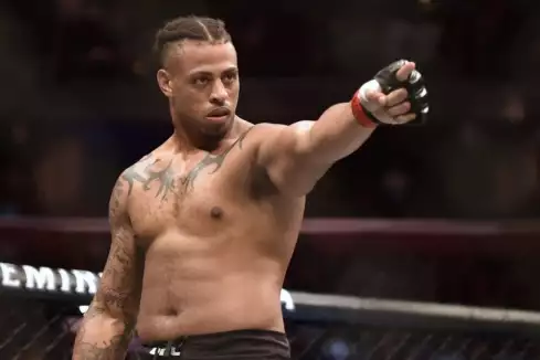 Konečně to vyšlo! Kontroverzní Greg Hardy se stal MMA šampionem