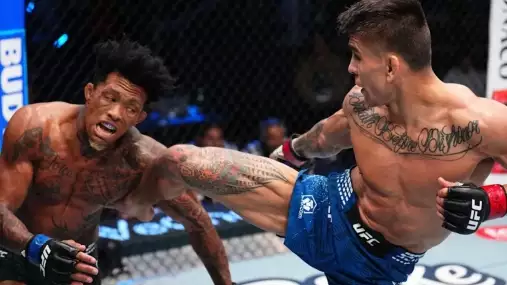 Poezie v pohybu! Bautista přejel Oliveiru a vysloužil si uznání a bonus