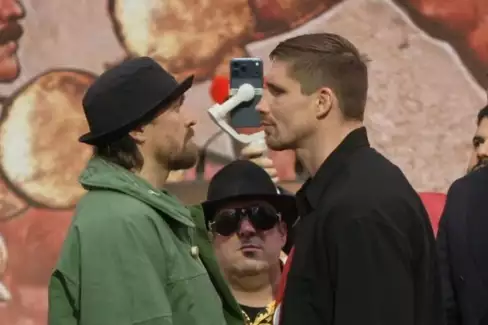 Dvě minuty absolutního napětí! Usyk a Verhoeven se odmítali podívat jinam