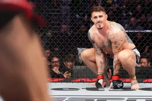 Zpátky do práce! Šampion Tom Aspinall se vrací k tréninku