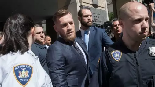 A sakra! Irská policie pátrá po McGregorovi, který není k zastižení