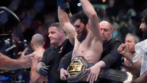 Dana nebude spokojený! UFC elita reaguje na nového šampiona polo-těžké váhy