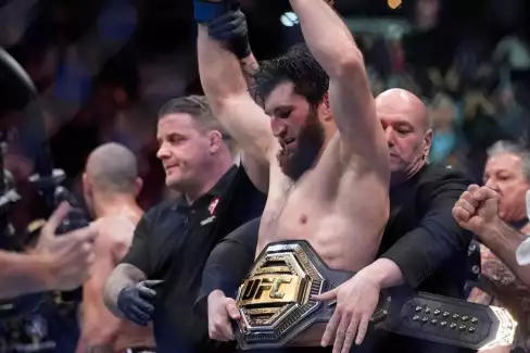 Dana nebude spokojený! UFC elita reaguje na nového šampiona polo-těžké váhy