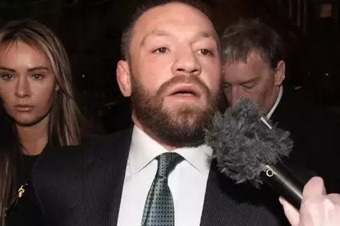 Měli pomoct očistit McGregorovo jméno! Teď sami čelí vážnému obvinění
