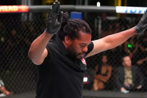 Odebrání bodu může zachránit celý zápas! Jak se rozhoduje elitní rozhodčí Herb Dean?