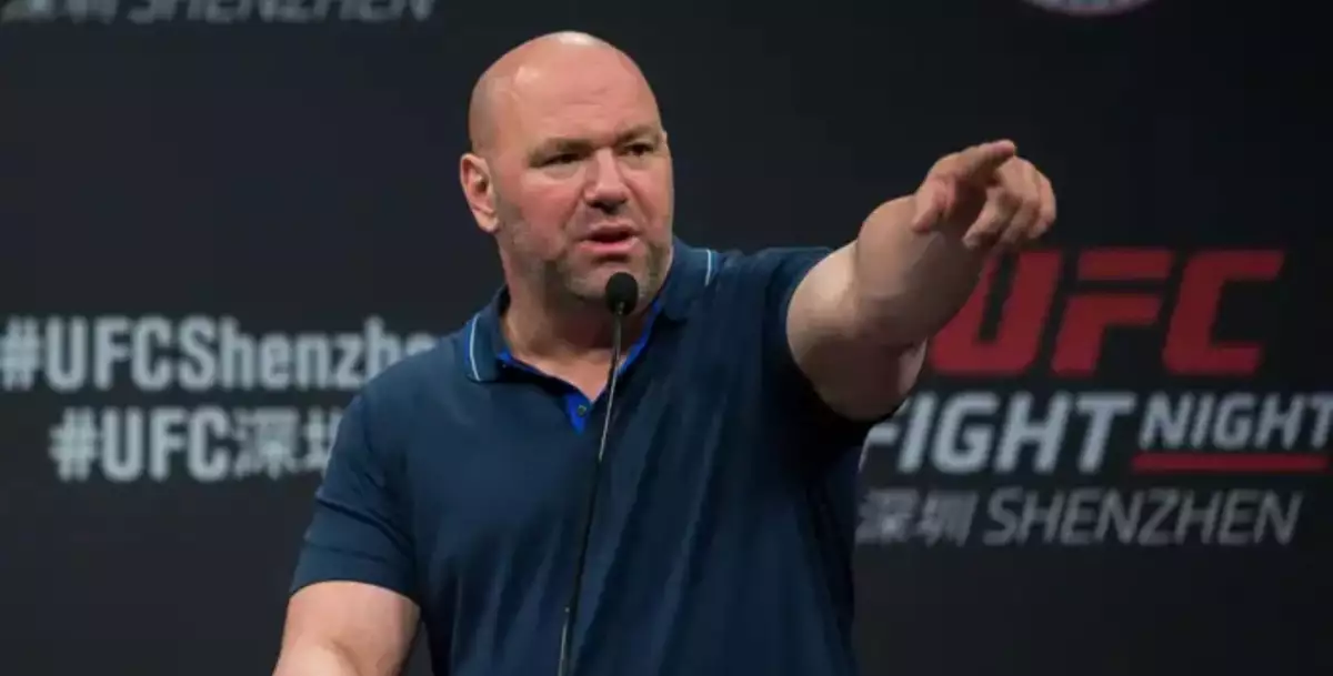 Novinář si chtěl namazat Danu Whitea, ale ten ho pohotově usadil