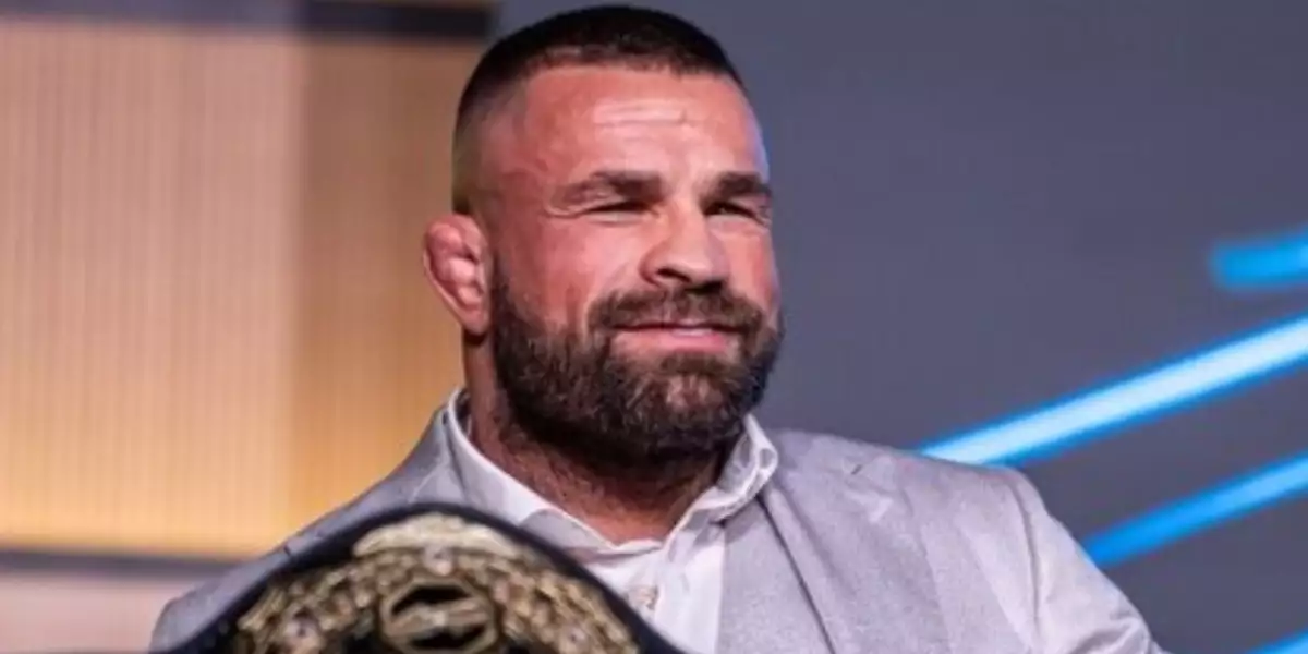 Karlos Vémola hlásí radostnou novinku a celá scéna svorně gratuluje
