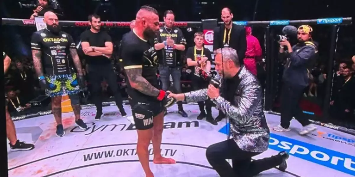 Promotér Novotný poklekl před Vémolou a vysvětlil, jak Karlos vlastně vyhrál