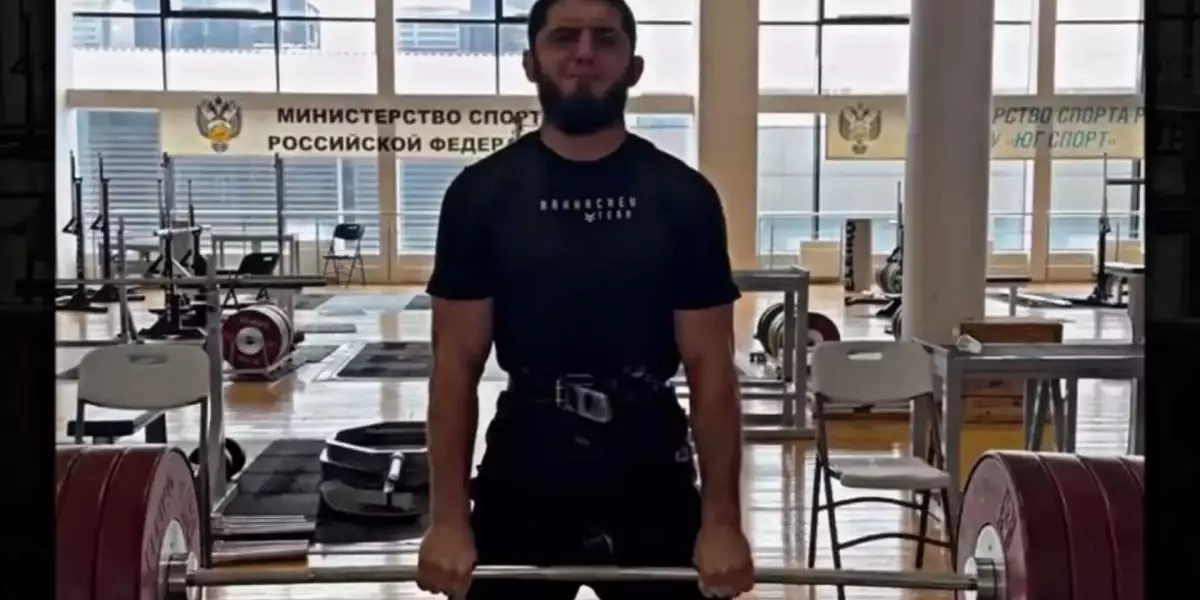 VIDEO: Lehká váha! Šampion Islam Makhachev se pochlubil, kolik dá na mrtvý tah